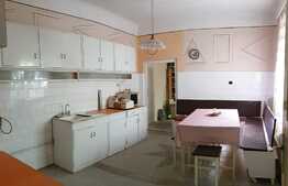 Casă cu teren de 900 mp - la 3 minute de centru