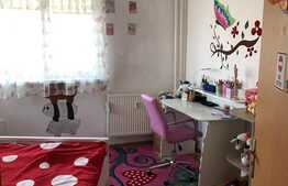 Apartament de 4 camere, spațios și confortabil, decomandat, etaj 1,într-o zonă cu numeroase facilități