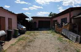 Casă cu teren de 846 mp în Episcopia