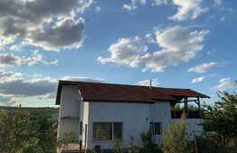 Casa cu vedere catre lac in zona Hanul Pescarilor, 237 mp utili, teren de 1000 mp 