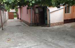 Casă cu 520 mp teren singur în curte în centru