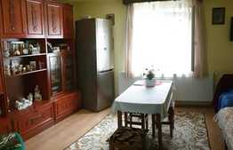 Casă cu 520 mp teren singur în curte în centru