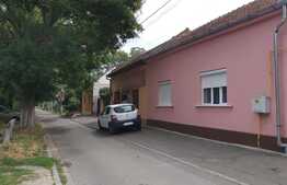 Casă cu 520 mp teren singur în curte în centru