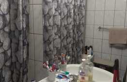 Apartament de vanzare, 3 camere, decomandat, zona Nufarul