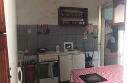 Casa de 66 de mp la curte comuna, ideala pentru investitie in zona Ultracentrala!