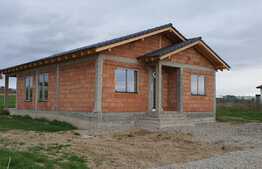 Casă de 100 mp, 537 mp teren, în Cihei