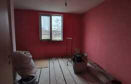 Casă de patru camere și 950 mp teren în Episcopia