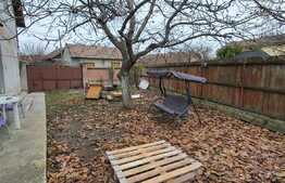 Casă de patru camere și 950 mp teren în Episcopia