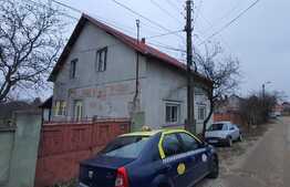 Casă de patru camere și 950 mp teren în Episcopia