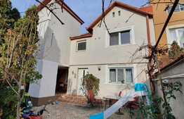 Casă de 3 dormitoare cu acces rapid în Centru