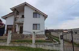 Casă de 168 mp utili, cu priveliște, în Paleu