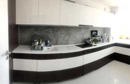 Apartament de 2 camere, decomandat, etaj intermediar, locație semicentrală