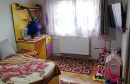 Apartament de 3 camere, etaj intermediar, decomandat, Rogerius