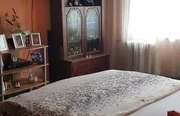 Apartament de 3 camere, decomandat, etaj intermediar, Rogerius