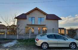 Casă de 4 camere spațioase la intrare în Sântandrei