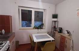 Apartament de 2 camere, semidecomandat, zonă liniștită și cu facilități diverse