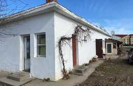 Clădire de 173 mp, teren de 459 mp, cartierul Nufărul