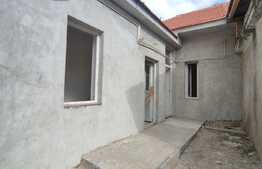 Casa la curte comuna, 53 mp utili, zona Centrala