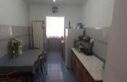 Apartament de 3 camere, decomandat, etaj intermediar, zona Decebal