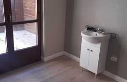 Apartament de 3 camere la casa, semidecomandat, zona Centrala