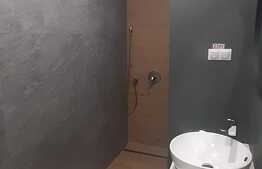 Apartament de 3 camere la casa, semidecomandat, zona Centrala