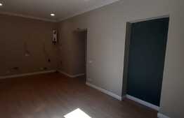 Apartament de 3 camere la casa, semidecomandat, zona Centrala