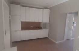 Apartament de 3 camere la casa, semidecomandat, zona Centrala