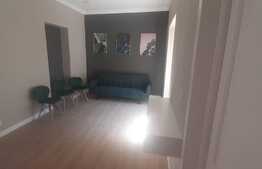 Apartament de 3 camere la casa, semidecomandat, zona Centrala