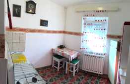 Apartament de 54 mp, etaj intermediar, decomandat, zona Velenta!