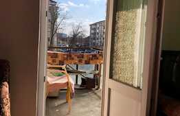 Apartament de 54 mp, etaj intermediar, decomandat, zona Velenta!