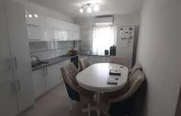 Apartament de 3 camere, decomandat, etaj intermediar, zona Decebal