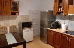 Apartament de 3 camere la casă, decomandat, 90 mp utili, zonă centrală 