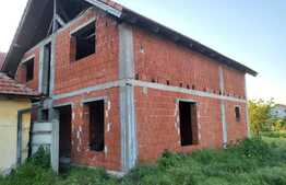 Casa la rosu de 4 camere, 180 mp, teren, in Sântandrei