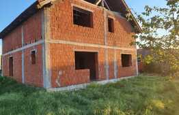 Casa la rosu de 4 camere, 180 mp, teren, in Sântandrei