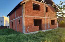 Casa la rosu de 4 camere, 180 mp, teren, in Sântandrei