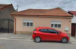 Casă de 3 camere, 90 mp, parcare, în Nufărul