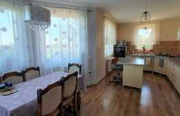 Casă de 4 camere, 132 mp, teren 599 mp, garaj, în Băile 1 Mai