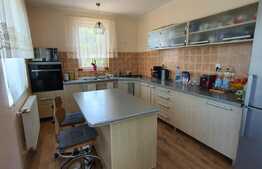 Casă de 4 camere, 132 mp, teren 599 mp, garaj, în Băile 1 Mai