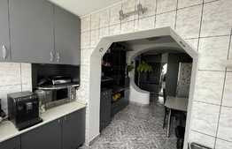 Apartament de 3 camere, 67 mp, 2 parcari, zona Salca