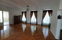 Casă de 8 camere, 420 mp, teren 450 mp, zona Spitalul Judetean