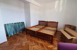 Casă de 8 camere, 420 mp, teren 450 mp, zona Spitalul Judetean