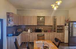 Casa 3 camere, anexe, gradina, în  Hotar la 34 km de Oradea