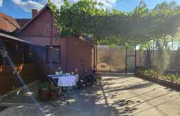Casa 3 camere, anexe, gradina, în  Hotar la 34 km de Oradea