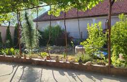 Casa 3 camere, anexe, gradina, în  Hotar la 34 km de Oradea