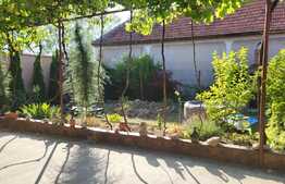 Casa 3 camere, anexe, gradina, în  Hotar la 34 km de Oradea