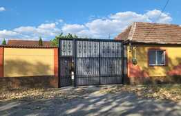Casa 3 camere, anexe, gradina, în  Hotar la 34 km de Oradea