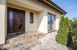 Casă de 3 dormitoare, 158 mp, teren 930 mp, terasa, în Nufărul