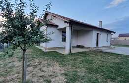 Casă cu 3 camere cu 110 mp cu teren de 500 mp la intrarea în Cihei