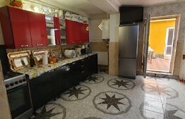 Casă de două dormitoare, curte 130 mp, zona Centrala 