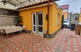 Casă de două dormitoare, curte 130 mp, zona Centrala 